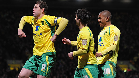 Grant Holt has signed a three-year deal at Wigan Athletic.