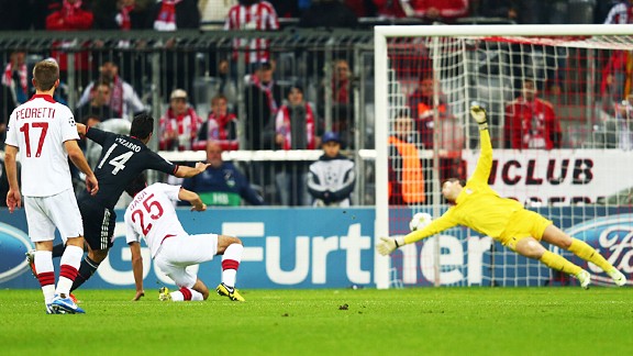 Mickael Landreau is helpless to stop Claudio Pizarro's finish