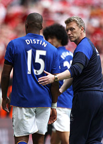 Everton manager David Moyes consoles Sylvain Distin after the semi-final