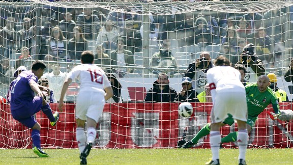 David Pizarro scores Fiorentina's equaliser against AC Milan from the penalty spot