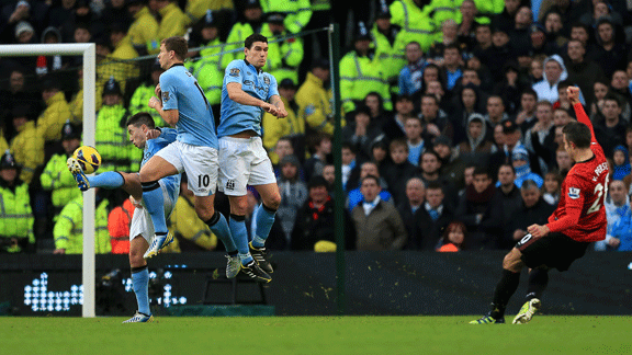 Robin van Persie free-kick Man Utd v Man city