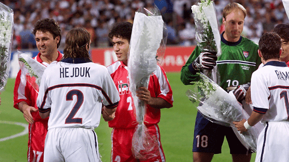 Iran and USA exchange flowers 1998 World Cup