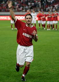 Dmitri Alenichev waves to the Spartak fans in his farewell match.