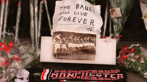 Busby Babes Old TRafford scarf tribute