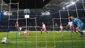 Mario Mandzukic (l) puts Bayern on their way to a DFB Pokal victory at Hamburg.