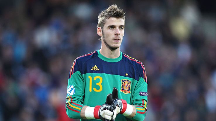 Manchester United goalkeeper David de Gea is one of six new faces in Spain's 21-man squad for friendlies against Serbia and South Korea.