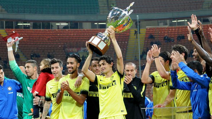 Inter Milan celebrate after beating AC Milan to the Trofeo Berlusconi.