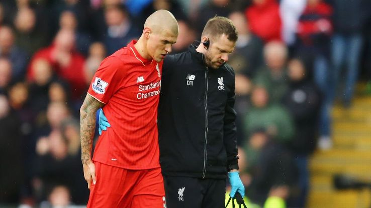 Skrtel, zagueiro do Liverpool saindo lesionado