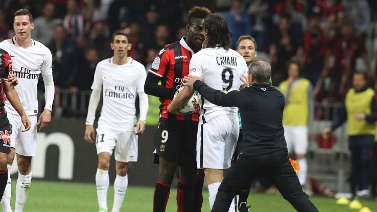 Mario Balotelli, left, and Edinson Cavani exchange words in the Ligue 1 match between Nice and PSG on Sunday.