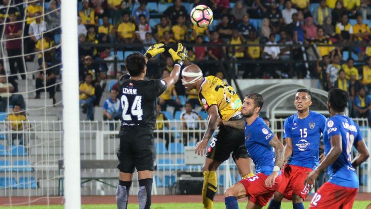  JDT守门员Izham Tarmizi vs.霹雳“title =”JDT守门员Izham Tarmizi vs.霹雳“> JDT守门员Izham Tarmizi犯了一个错误，允许霹雳州率领他们半决赛的第一站。


<p>尽管在其背后使用了许多不同的组合，但南极虎队在比赛中只承认了七次。</p>
<p> JDT主教练Ulisses Morais可以再次修补自己的防守，并在左后卫的位置回到了Fazly Mazlan，代替Hasbullah。</p>
<p>年轻的后卫被发现想要多次，而且Fazly更有经验的人会给JDT更多的稳定防守和前进的动力</p>
<p>穆罕默德·加达尔，加布里埃尔·格拉和加萨·卡夫雷拉的前三名也没有在怡保冲突中得名，不得不依靠沙赫罗姆·卡拉姆的防守失误夺取平衡。</p>
<p>然而，联盟冠军预计将在星期六晚上在能力人群面前出来，早日实现目标，并将JDT仅限于第二次马来西亚杯决赛。</p>
<p>霹雳不会是pushovers，并已被证明是<a href=