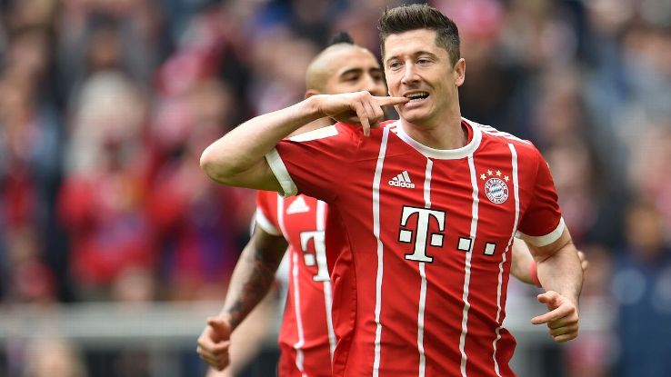 Robert Lewandowski celebrates a goal for Bayern Munich against Hamburg.
