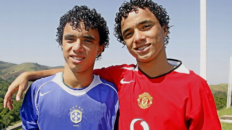 Rafael, right, with his twin brother Fabio in 2006.