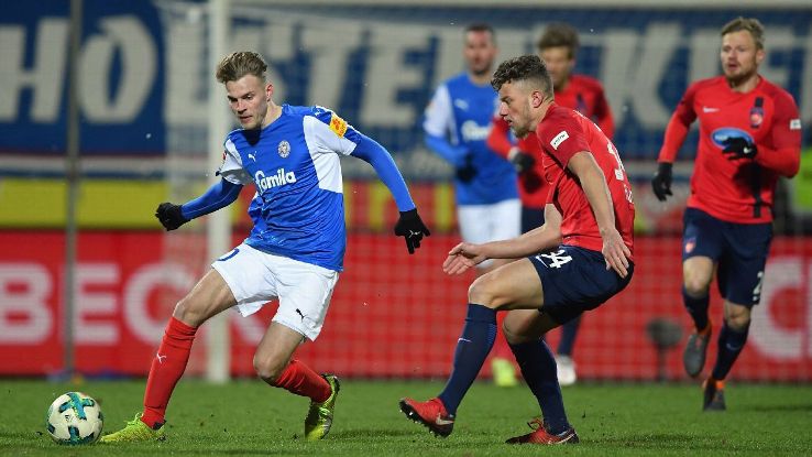 Holstein Kiel's Marvin Ducksch, left, is challenged by Heidenheim's Ibrahim Hajtic.