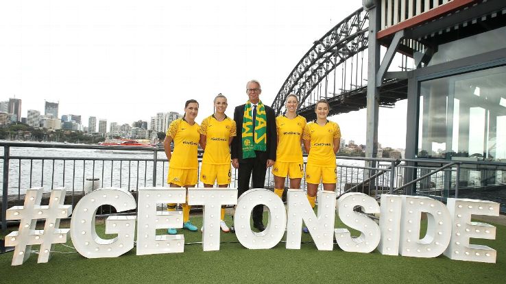 Lisa De Vanna, Chloe Logarzo, David Gallop, Alanna Kennedy and Caitlin Foord