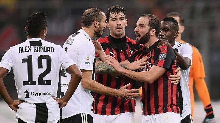 Gonzalo Higuain (R) argues with Juventus defender Giorgio Chiellini