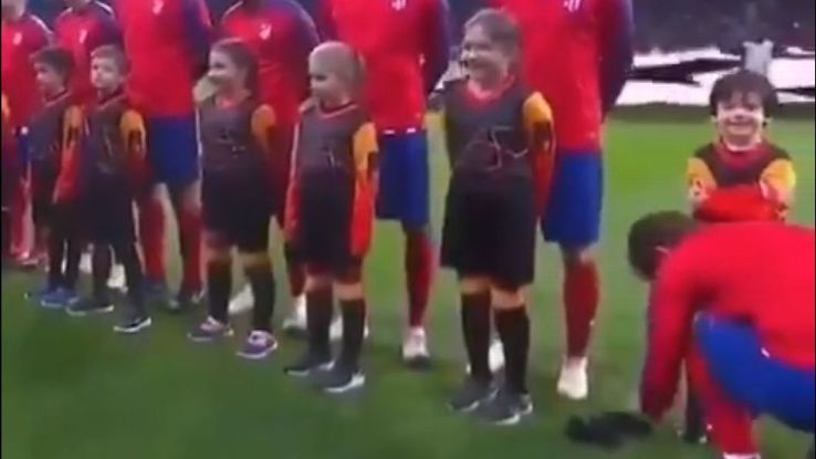 Antoine Griezmann made his mascot's day by tying his shoelaces for him as the Champions League anthem played