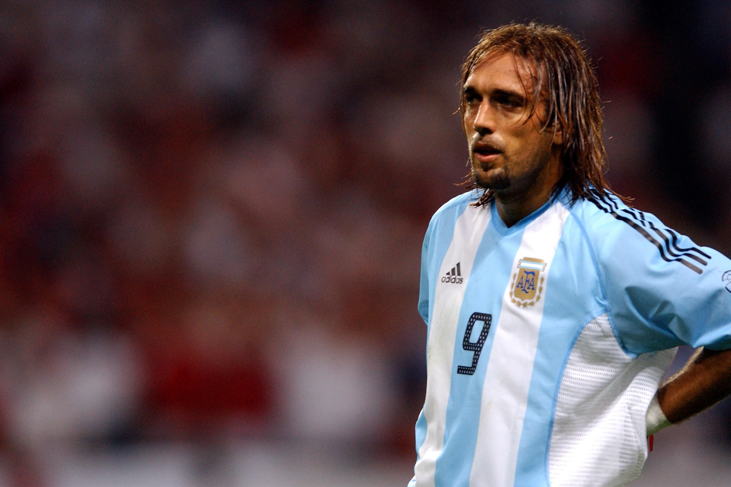 Gabriel Batistuta has difficulty walking after retiring from football - ESPN FC