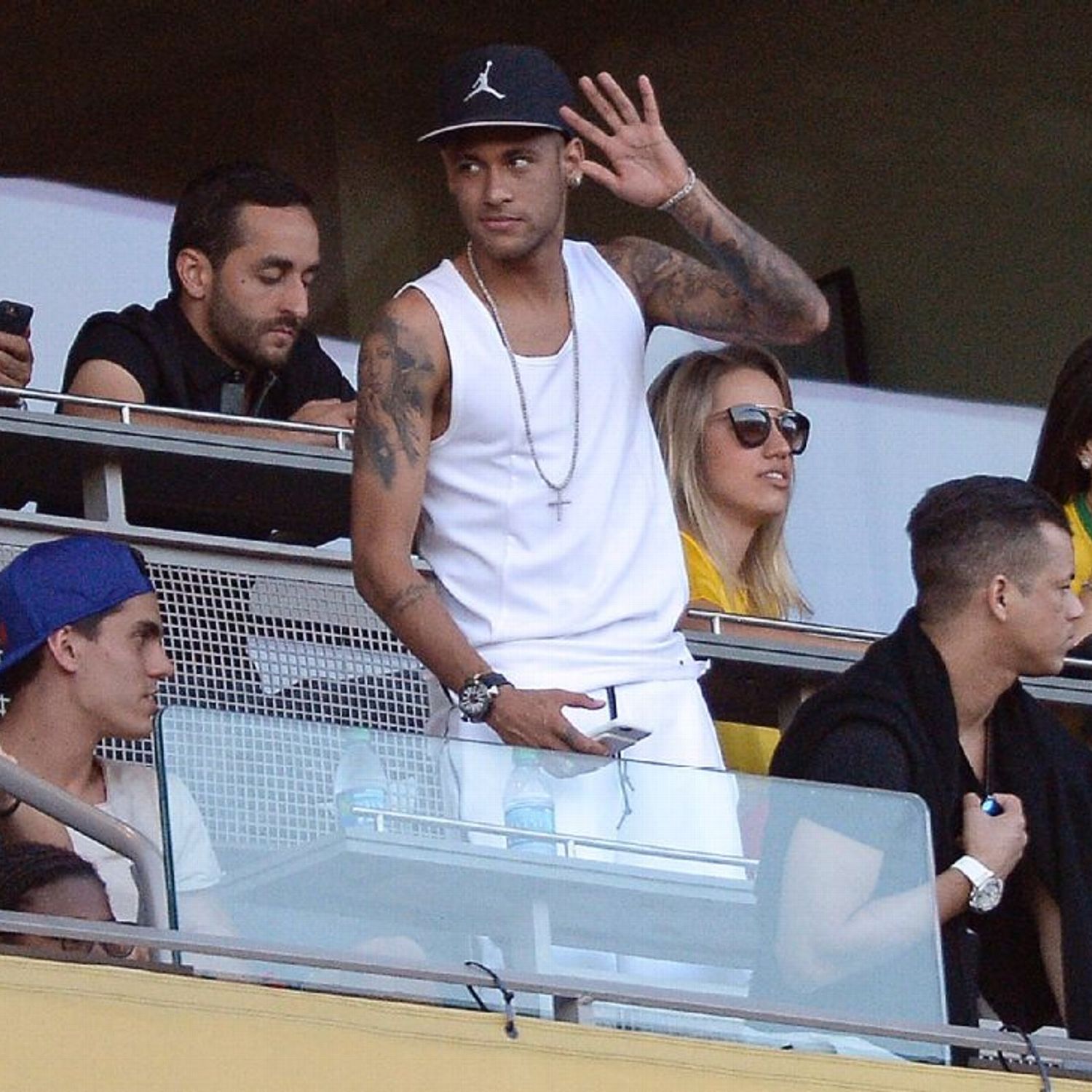 Neymar watches Brazil vs Ecuador with Justin Bieber and Jamie Foxx - ESPN FC1500 x 1500