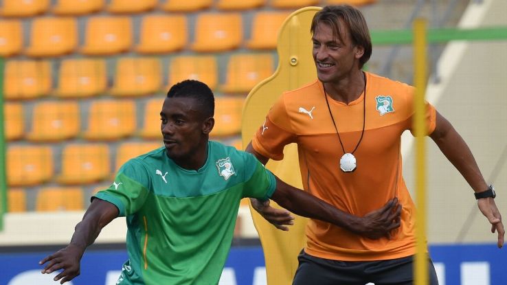 Ivory Coast forward Salomon Kalou and coach Herve Renard in training at the 2015 African Nations Cup