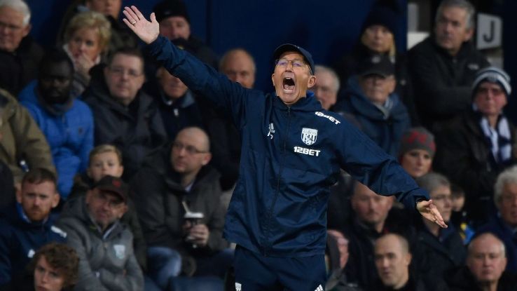 West Bromwich Albion manager Tony Pulis gestures during match against Chelsea