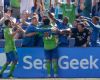Ten-man Seattle Sounders beat Sporting KC for eighth straight win