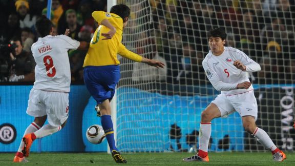 Kaka shoots wide Brazil v Chile