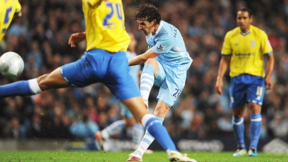 Owen Hargreaves scores 17 minutes into his Manchester City debut