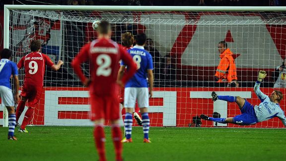 Luuk de Jong of Twente scores