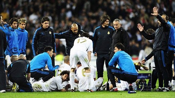 Jose Mourinho speaks to his players before extra-time begins.