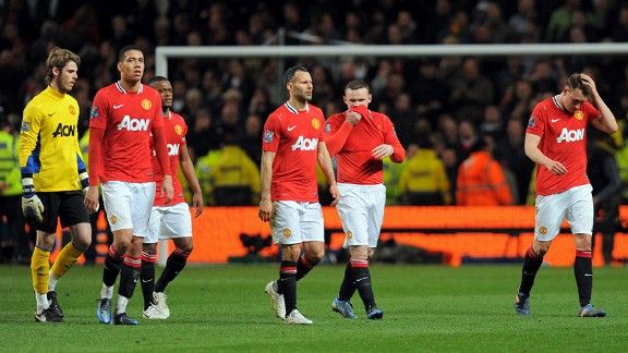 Manchester United players trudge off disconsolately after defeat