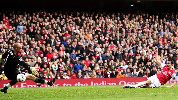 Robin van Persie fires past John Ruddy to put Arsenal into a 3-2 lead