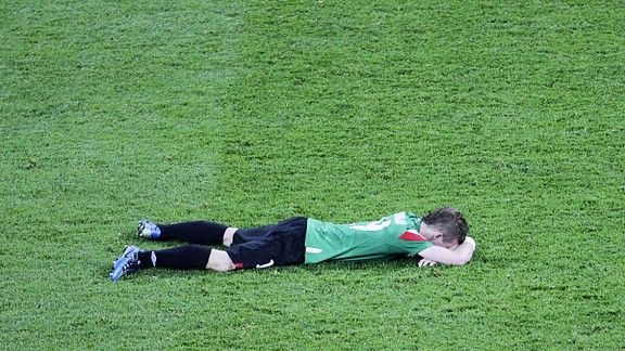 Iker Muniain falls to the ground in tears after Diego netted the third