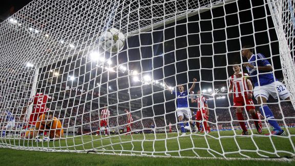 Benedikt Howedes scores to put Schalke into the lead against Olympiakos