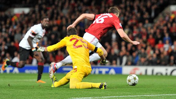 Michael Carrick goes past Galatasaray goalkeeper Fernando Muslera to score the opening goal