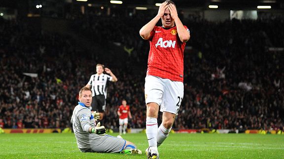 Manchester United's Tom Cleverley rues a missed chance after missing from close range