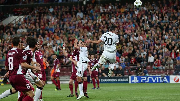 Robin van Persie scores his first goal against Cluj
