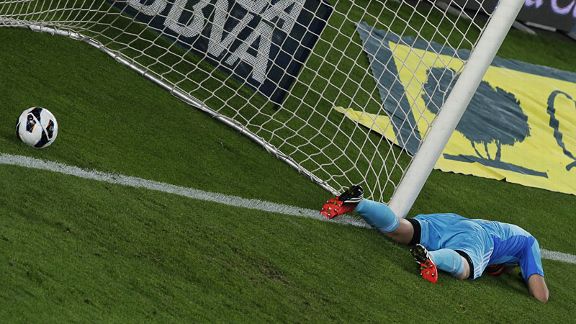 Iker Casillas reacts after Lionel Messi scores Barca's second goal
