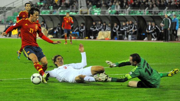 Spain's David Silva vies with Belarus' Aleksandr Martynovich and goalkeeper Segey Veremenko 
