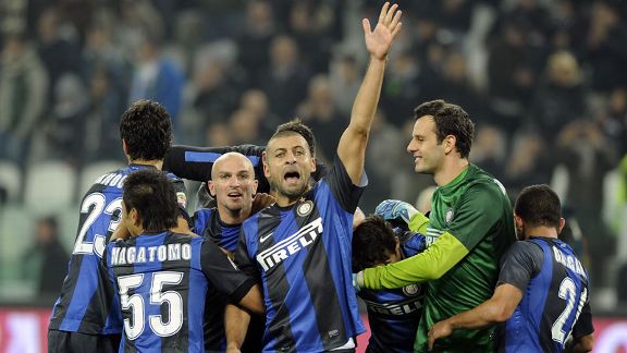 Walter Samuel leads the celebrations as Inter snapped Juve's 49-match unbeaten run
