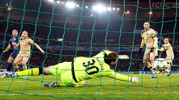 Alex (l) puts PSG on their way to a 4-0 thumping of Dinamo Zagreb