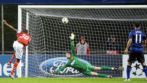 Alan powers home a penalty to give Braga the lead against Manchester United