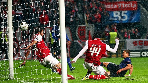 Javier Hernandez scores in injury time to make sure of the points for Man United at Braga