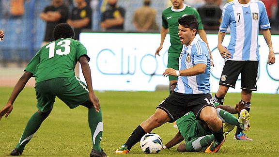 Osama Hawsawi fouls Sergio Aguero
