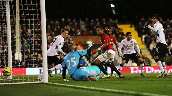 Bryan Ruiz scores for Fulham to reduce the arrears against Swansea