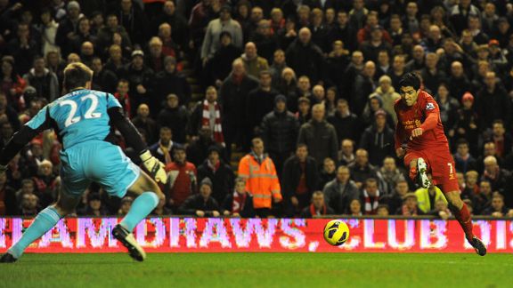 Luis Suarez puts Liverpool 2-0 in front against Sunderland