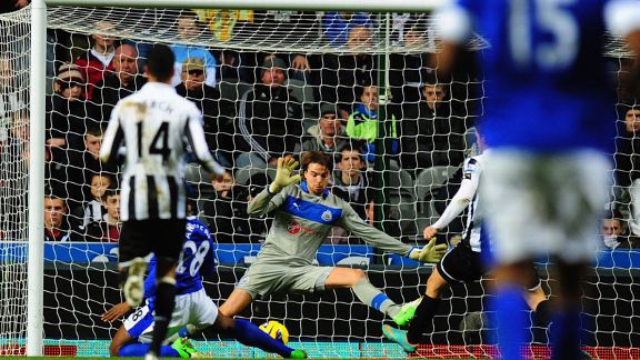 Victor Anichebe scores to put Everton 2-1 up against Newcastle