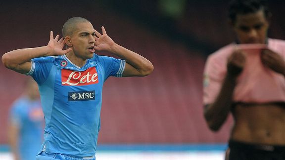 Gokhan Inler celeb Napoli v Palermo
