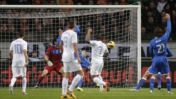 Jeremain Lens fires Netherlands into the lead against Italy