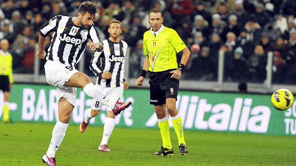 Mirko Vucinic fires Juventus into the lead against Fiorentina