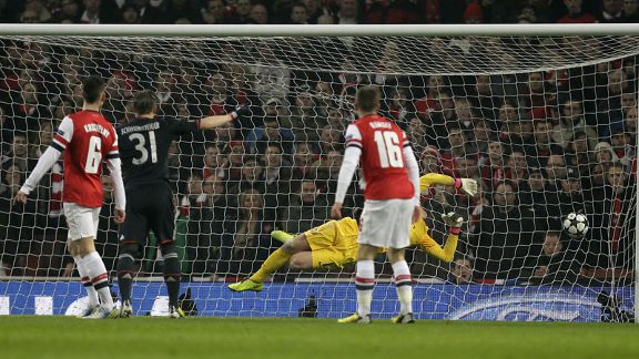 Wojciech Szczesny dives in vain as Toni Kroos scores for Bayern Munich against Arsenal
